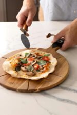 Tabla De Pizza Con Cortador Grande Madera 32cm Cocina - Imagen 2